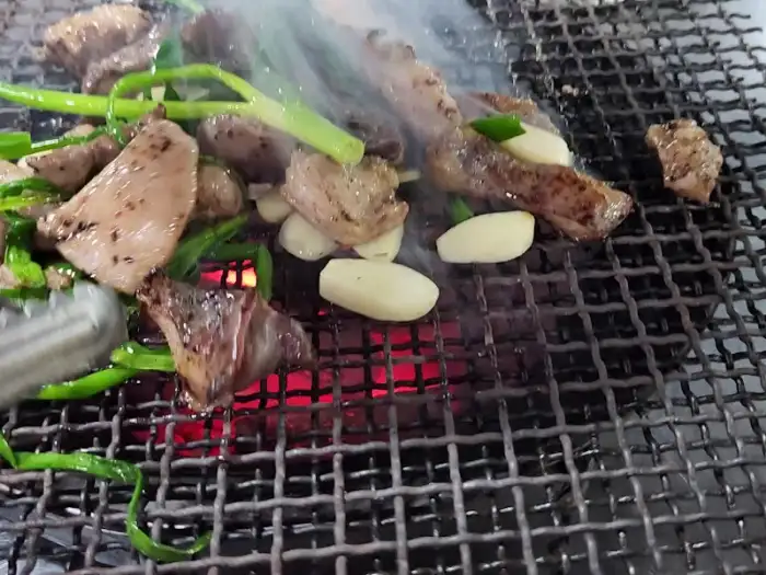 숯불 위에 올라간 절창구이와 쪽파. 김이 모락모락 나는 것이 먹음직스럽습니다.