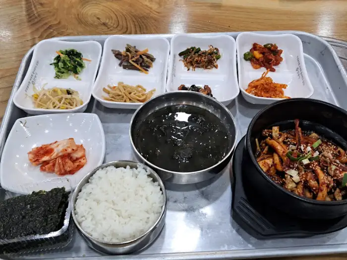 오징어볶음과 밥, 김, 국이 함께 나온 상차림