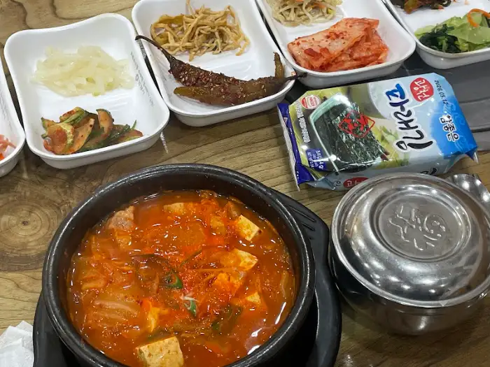 김치찌개와 여러 가지 반찬, 그리고 김