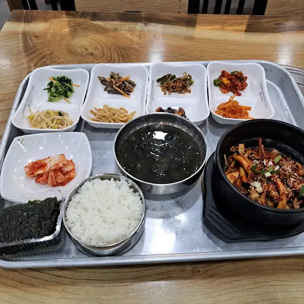 오징어볶음과 밥, 국, 김 등이 담긴 트레이