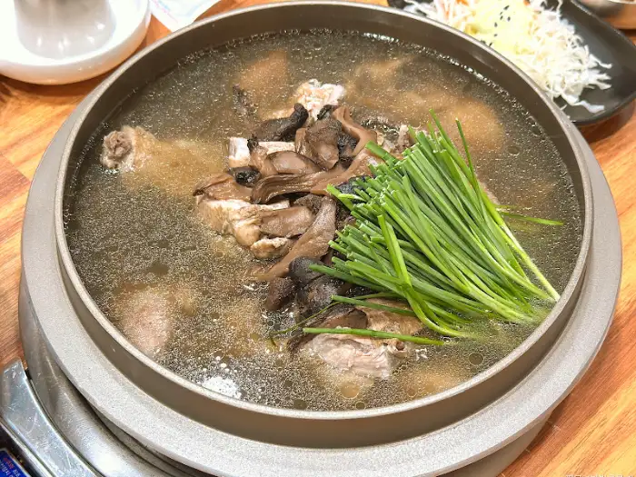 능이버섯과 오리고기가 듬뿍 담긴 오리백숙 국물