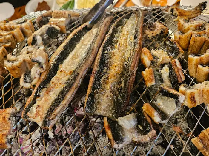 숯불 위에서 맛있게 구워지고 있는 장어