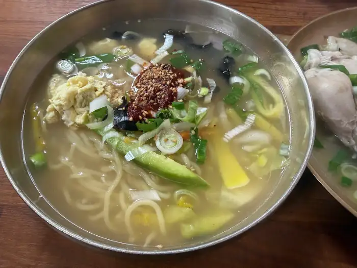 밀면 한 그릇의 클로즈업