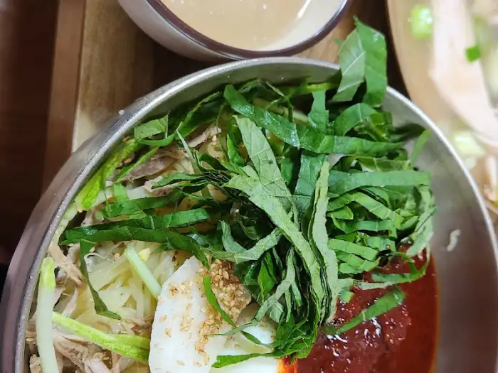 비빔냉밀면의 윗부분 클로즈업