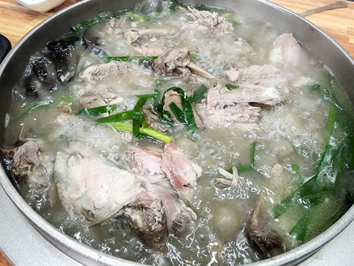 오리백숙 안의 다양한 오리고기 부위