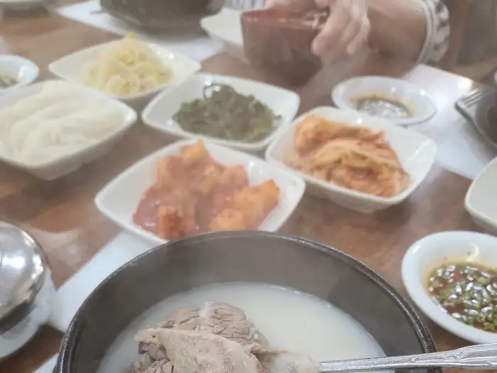 곰탕과 함께 나온 밥과 고기