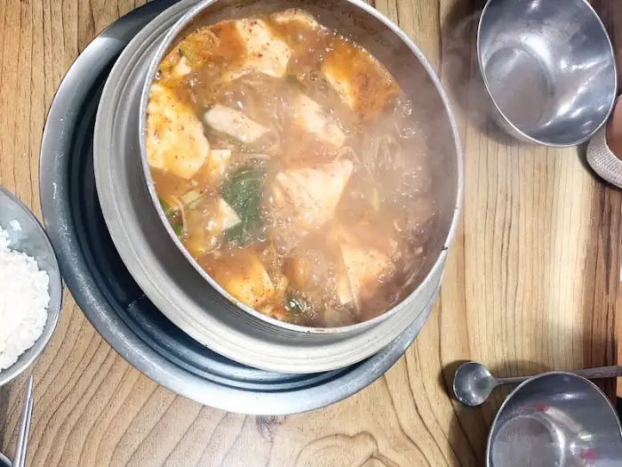 끓고 있는 추어탕을 다른 각도에서 촬영한 사진