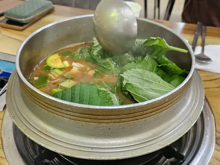 추어탕에 들어있는 신선한 채소와 건더기