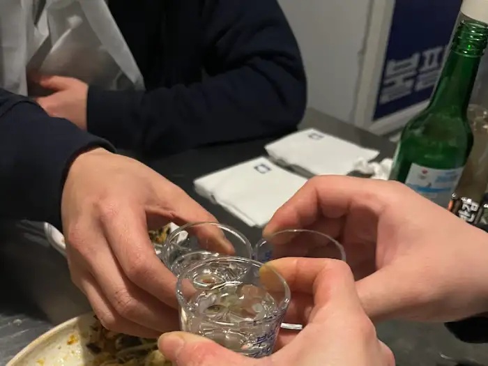 술잔을 부딪치며 축배를 드는 모습