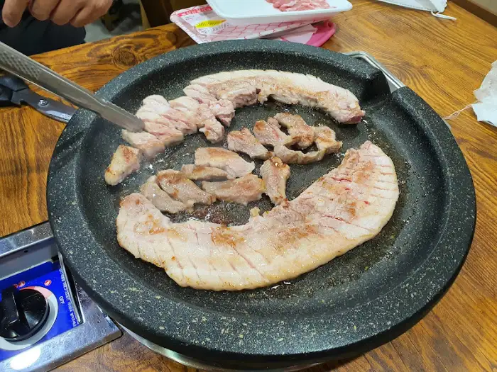 고기를 뒤집는 모습