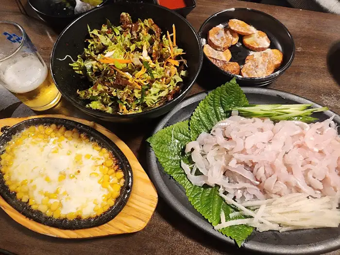 여러 가지 음식이 차려진 상차림