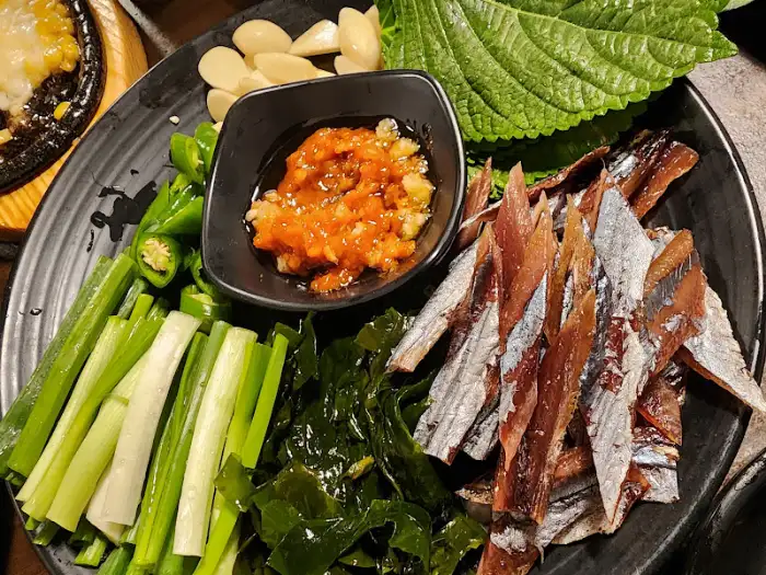 김 위에 젓갈을 올려 먹는 모습