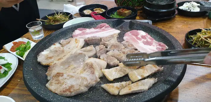 상차림과 함께 찍은 고기