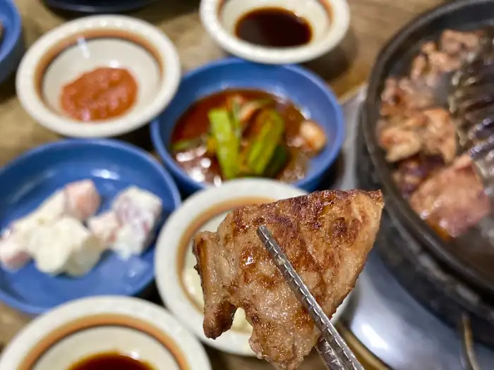 석산장 돼지갈비 굽는 모습