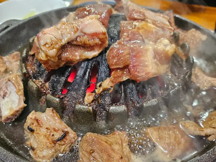 석산장 돼지갈비 굽는 장면
