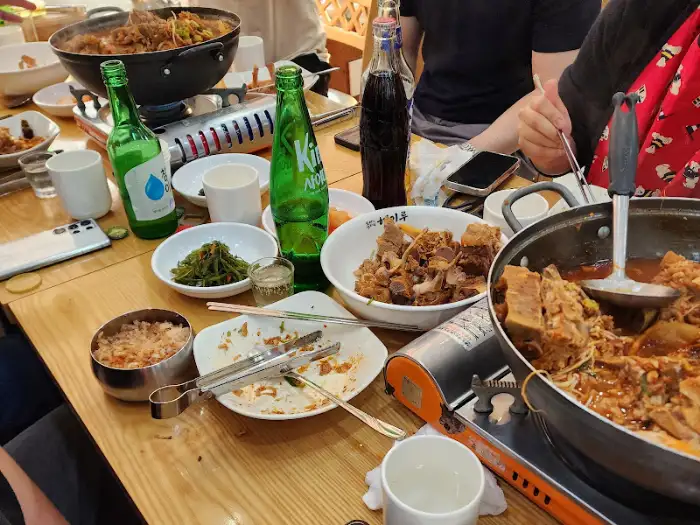 테이블에 차려진 여러 음식