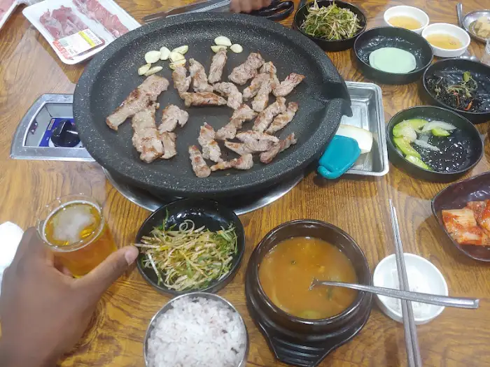식사 마무리 단계의 테이블