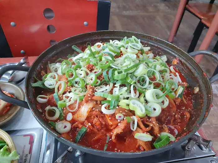 밥 위에 올려 먹는 제육볶음