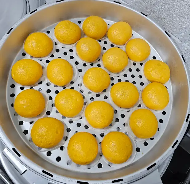 찜기에 쪄지고 있는 찐빵
