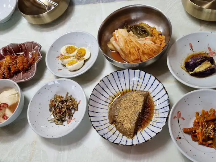 다양한 반찬이 차려진 식탁 모습