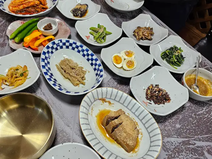 다양한 반찬과 음식이 차려진 식탁 일부 모습