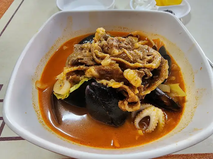 국물과 조개가 어우러진 짬뽕