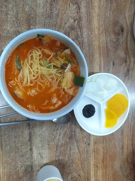 짬뽕과 곁들임 반찬