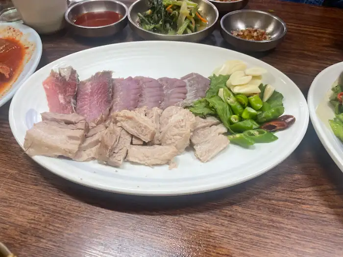 다양한 해산물과 고기 요리