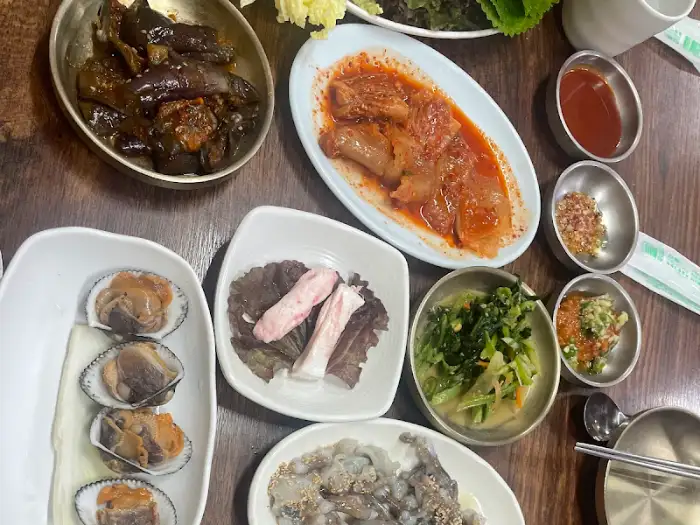 다양한 반찬이 차려진 식탁