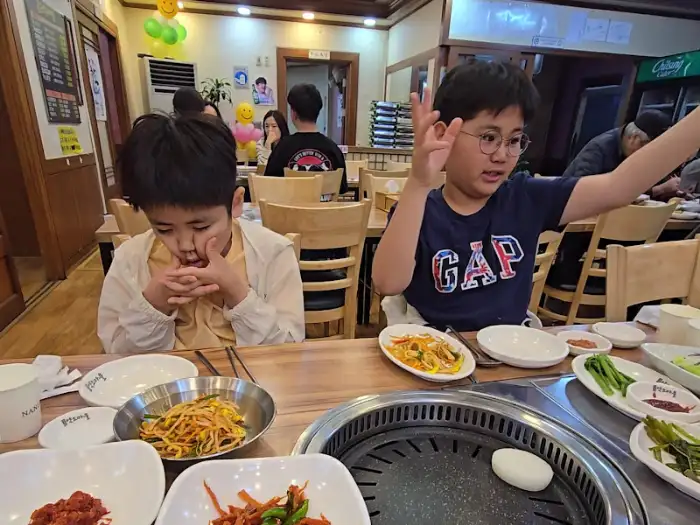 아이들이 맛있게 고기를 먹는 모습