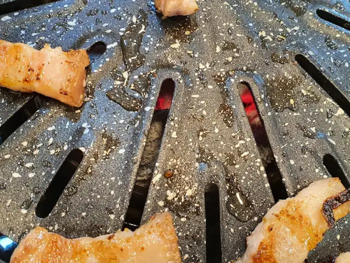 숯불 위에서 맛있게 익어가는 고기
