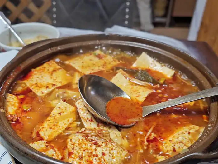 두부짜글이 국물 클로즈업 모습