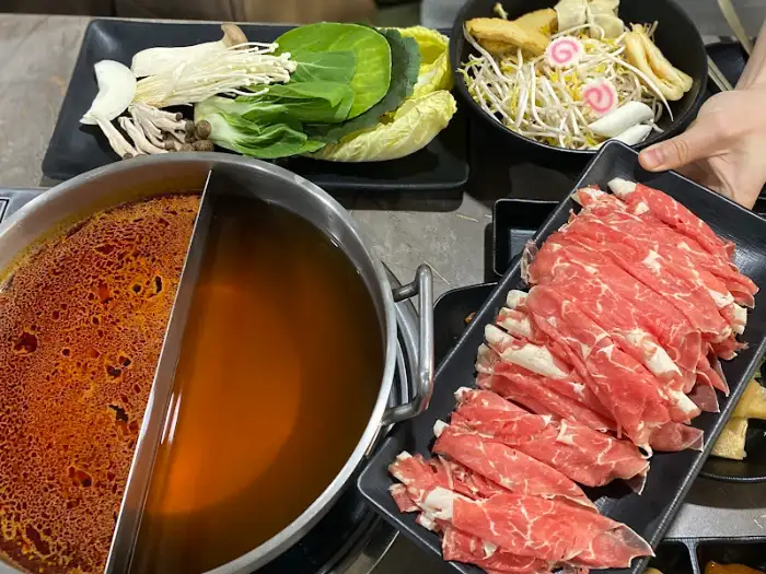 샤브샤브 육수와 신선한 재료
