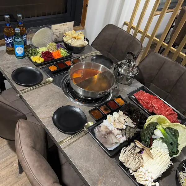 육수에서 조리 중인 샤브샤브