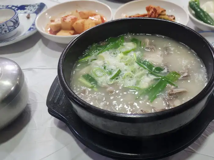 김이 모락모락 나는 가마솥 국밥 한 그릇