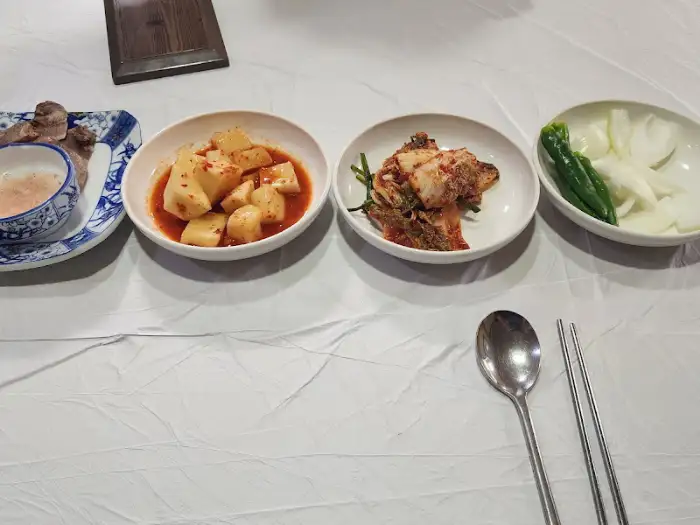 상차림으로 나온 김치, 깍두기, 양파, 고추
