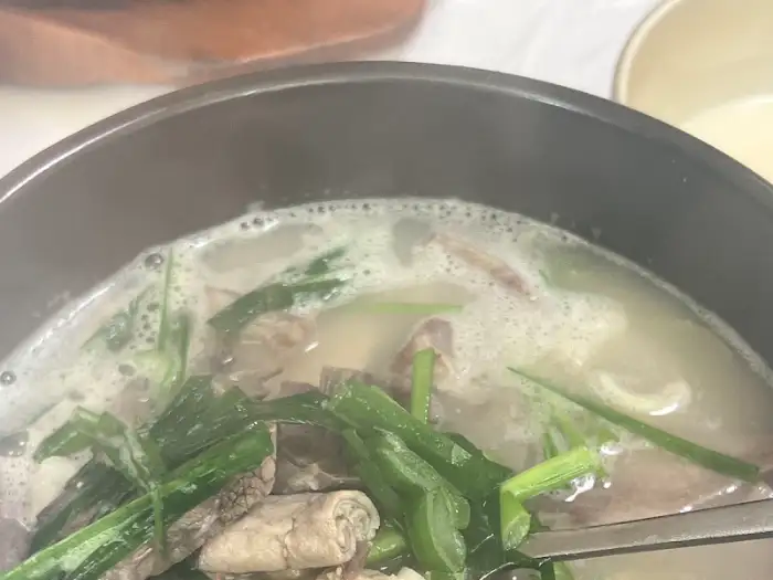 끓고 있는 국밥의 클로즈업