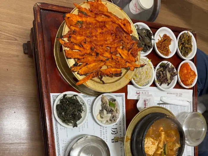 정갈하게 차려진 더덕구이와 소불고기