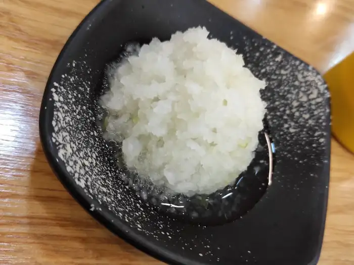 기본 반찬으로 나온 다진 마늘