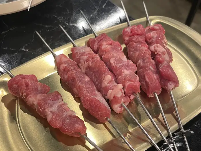 신선한 생고기 양꼬치