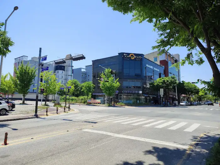 건물과 주변 거리 풍경
