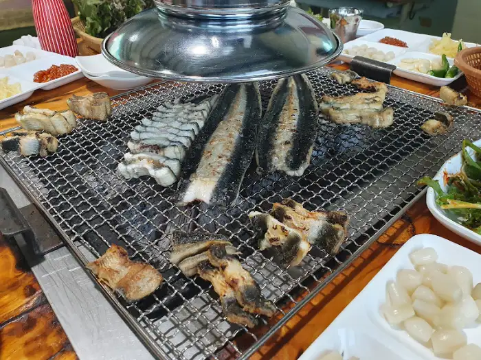 불판 위에서 구워지는 장어