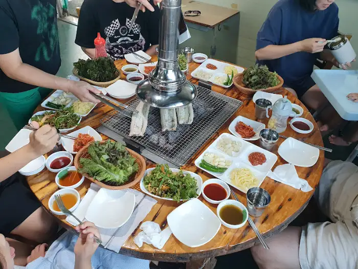 테이블에 차려진 장어구이 한 상