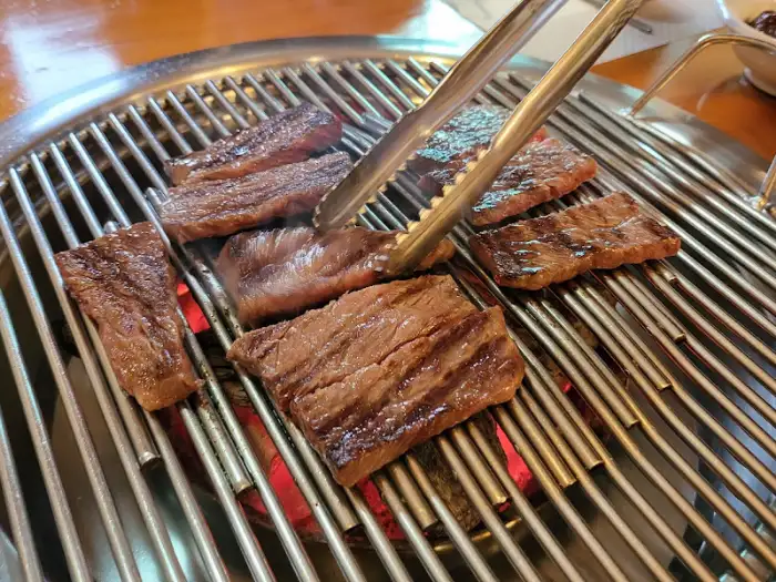 불판 위에서 지글지글 맛있게 익어가는 한우 등심