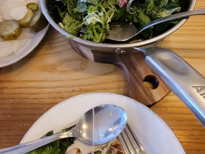 치즈가 뿌려진 싱그러운 샐러드