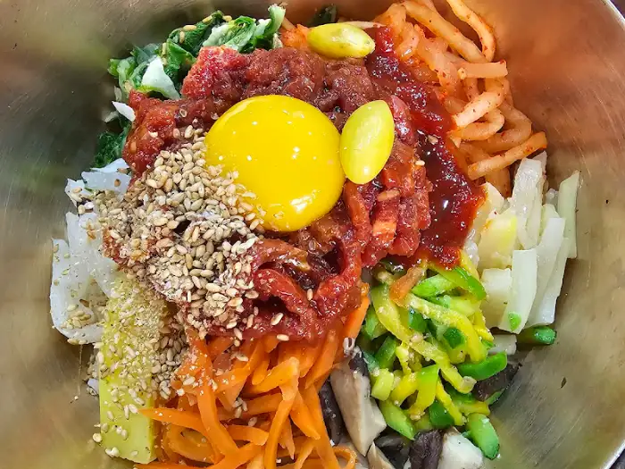 고명이 풍성한 육회비빔밥