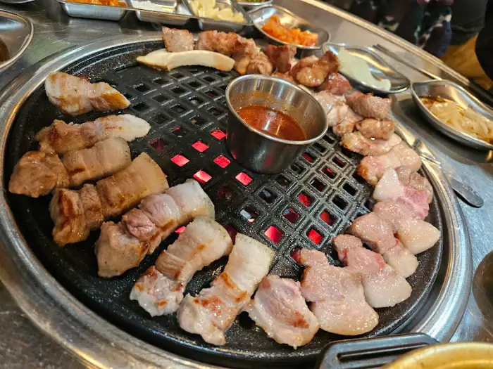 잘 구워진 흑돼지와 반찬