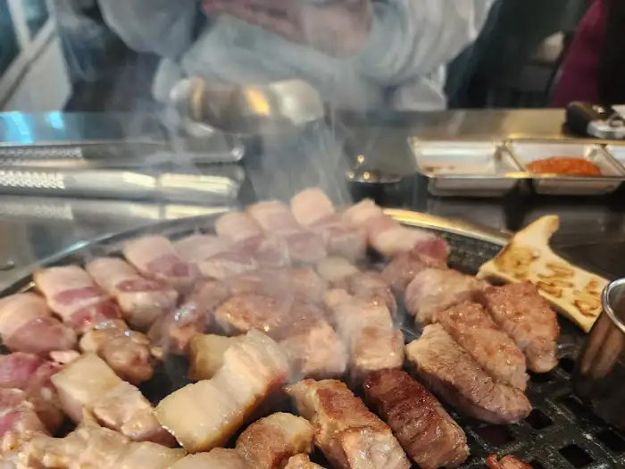노릇하게 구워지는 흑돼지
