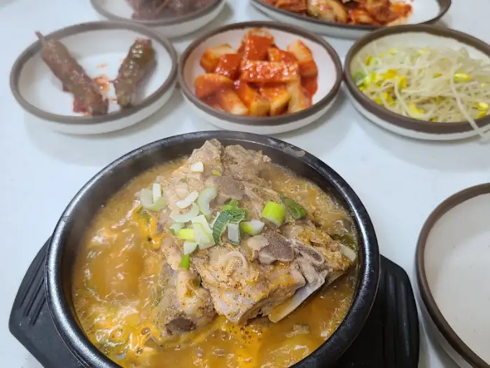 큼지막한 뼈가 담긴 뼈해장국