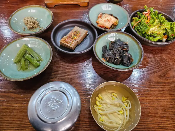 정갈하게 차려진 밑반찬들